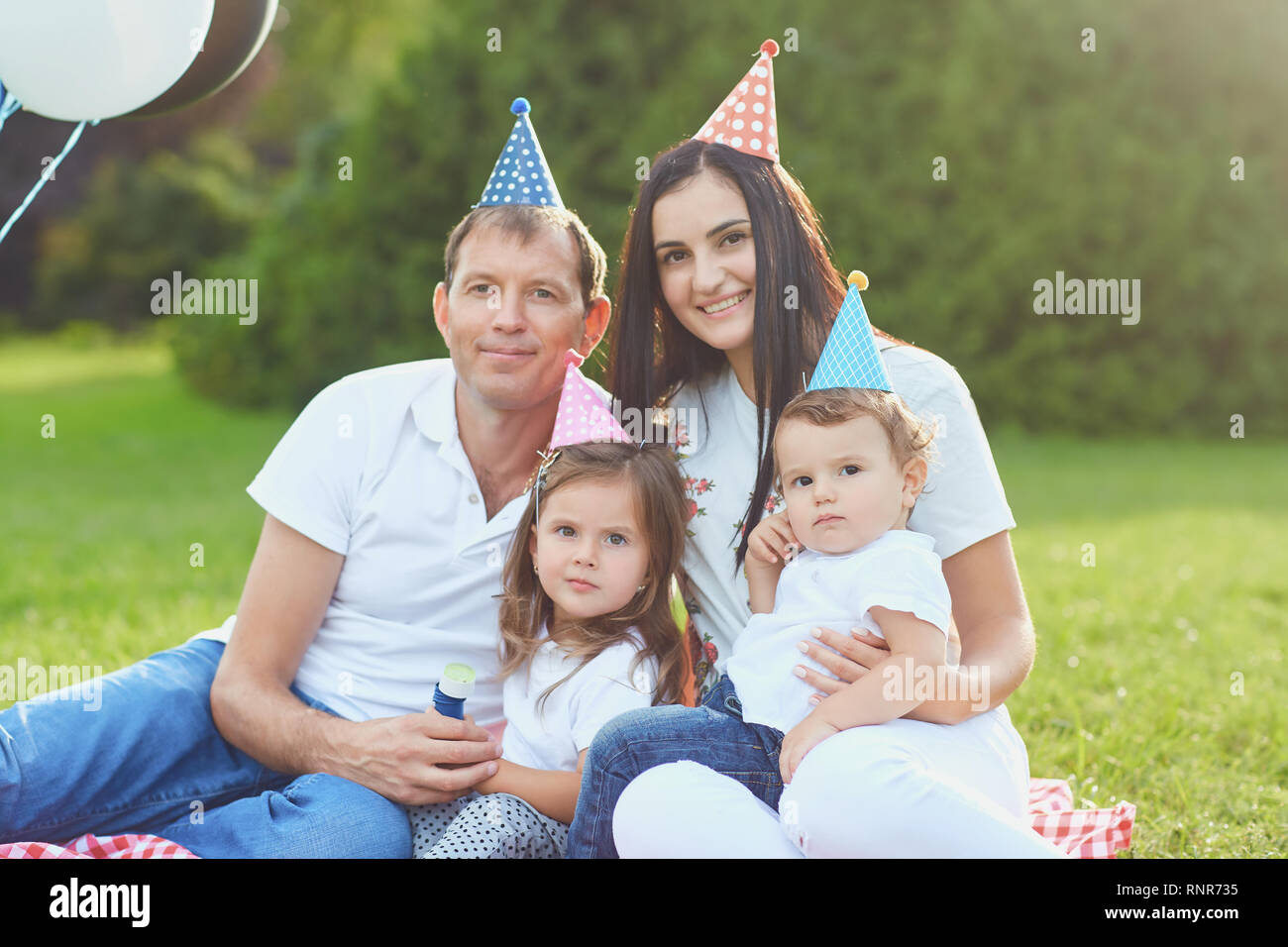 Les enfants de parents souhaitent un joyeux anniversaire dans le parc. Banque D'Images