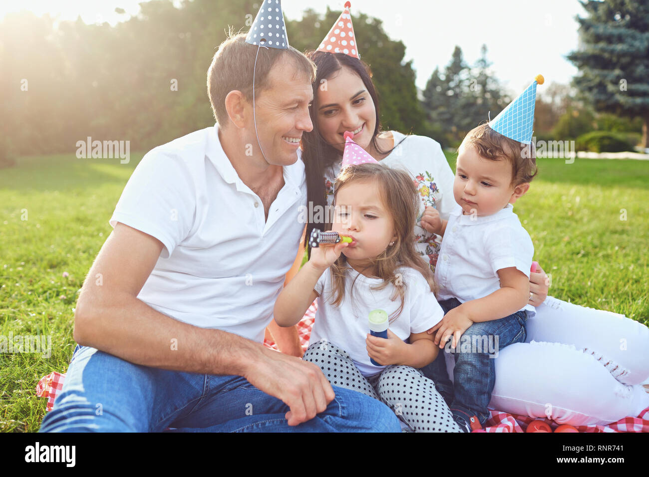 Les enfants de parents souhaitent un joyeux anniversaire dans le parc. Banque D'Images