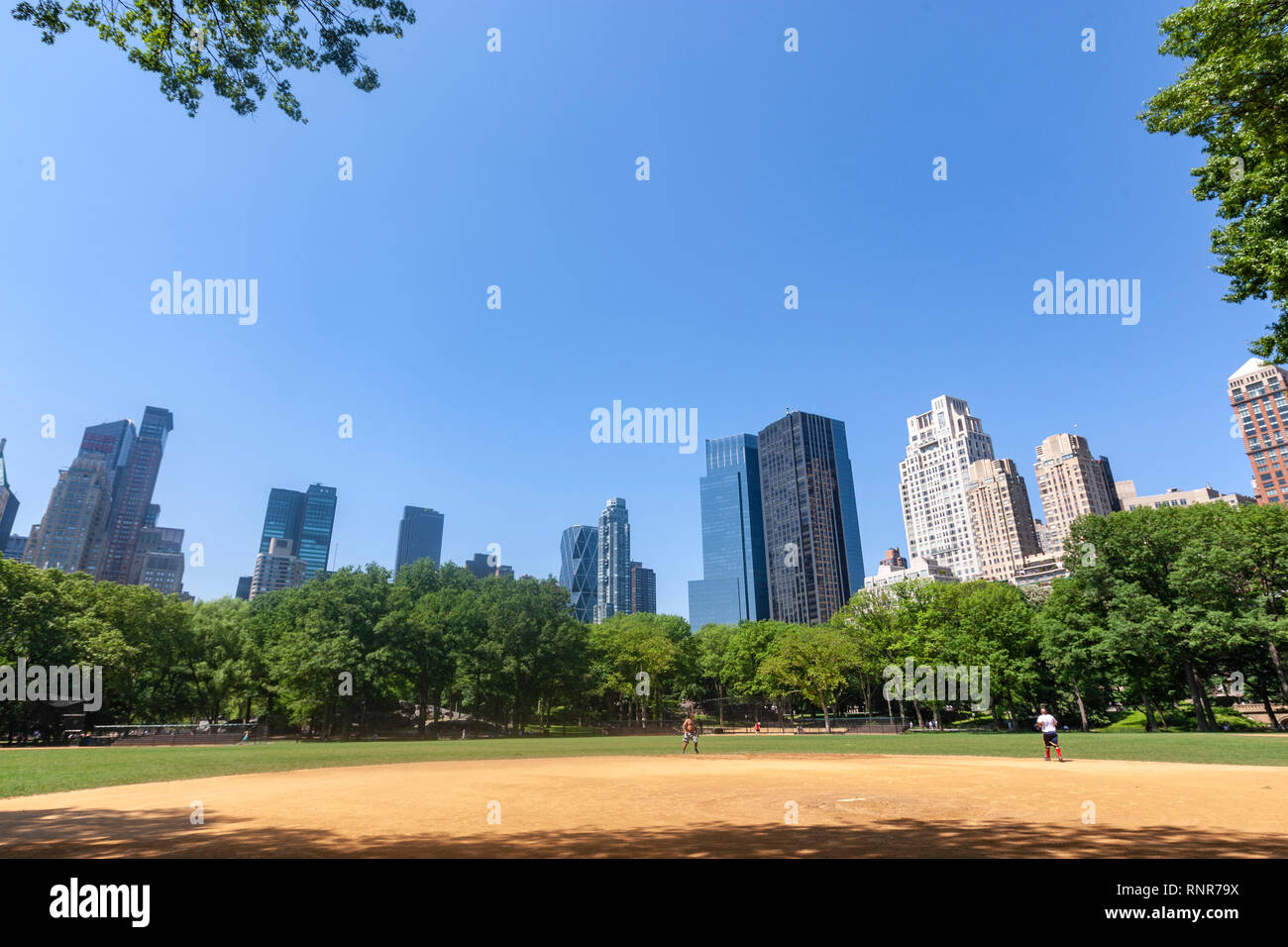 Jouer au baseball dans Central Park, New York City, USA Banque D'Images