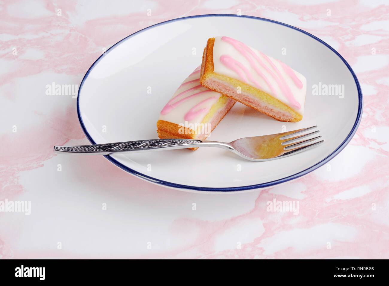 Angel anglais tranches de gâteau avec une fourchette sur une assiette Banque D'Images