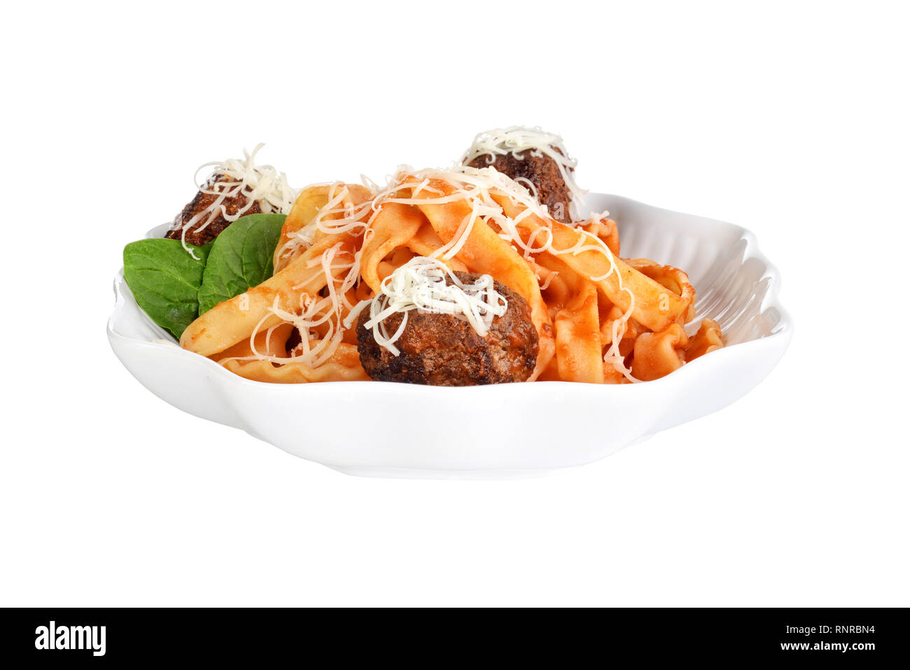 Spaghetti et boulettes isolées avec du fromage Banque D'Images