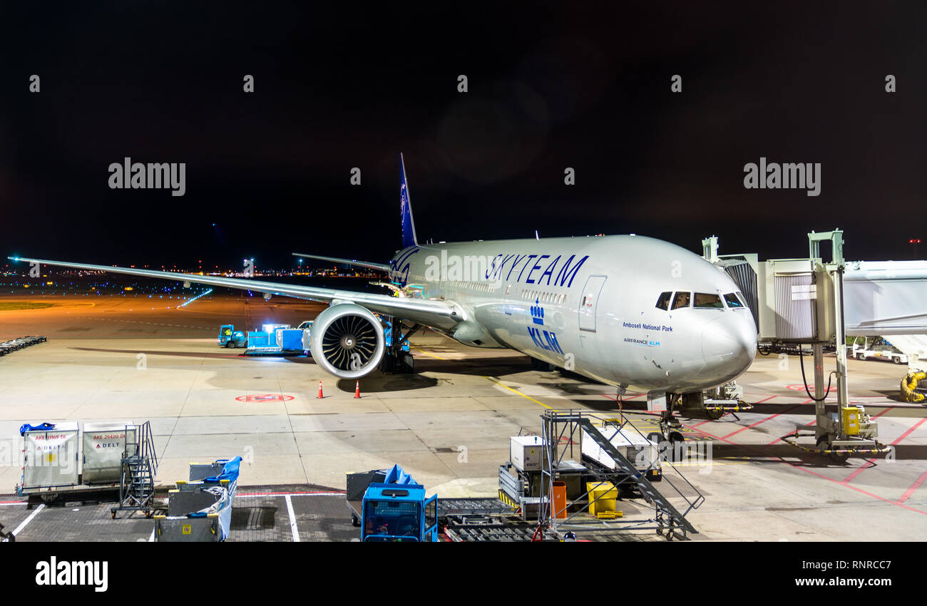 Boeing 777-306ER KLM stationnée à une porte de l'aéroport de Schiphol aux Pays-Bas Banque D'Images