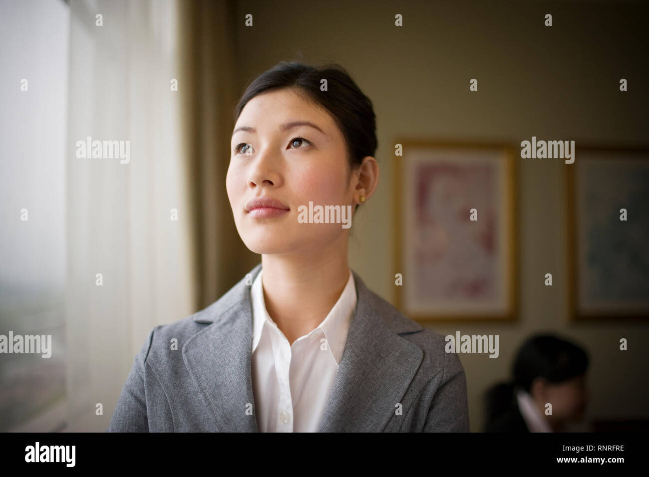 Mid-adult business woman dans un bureau. Banque D'Images