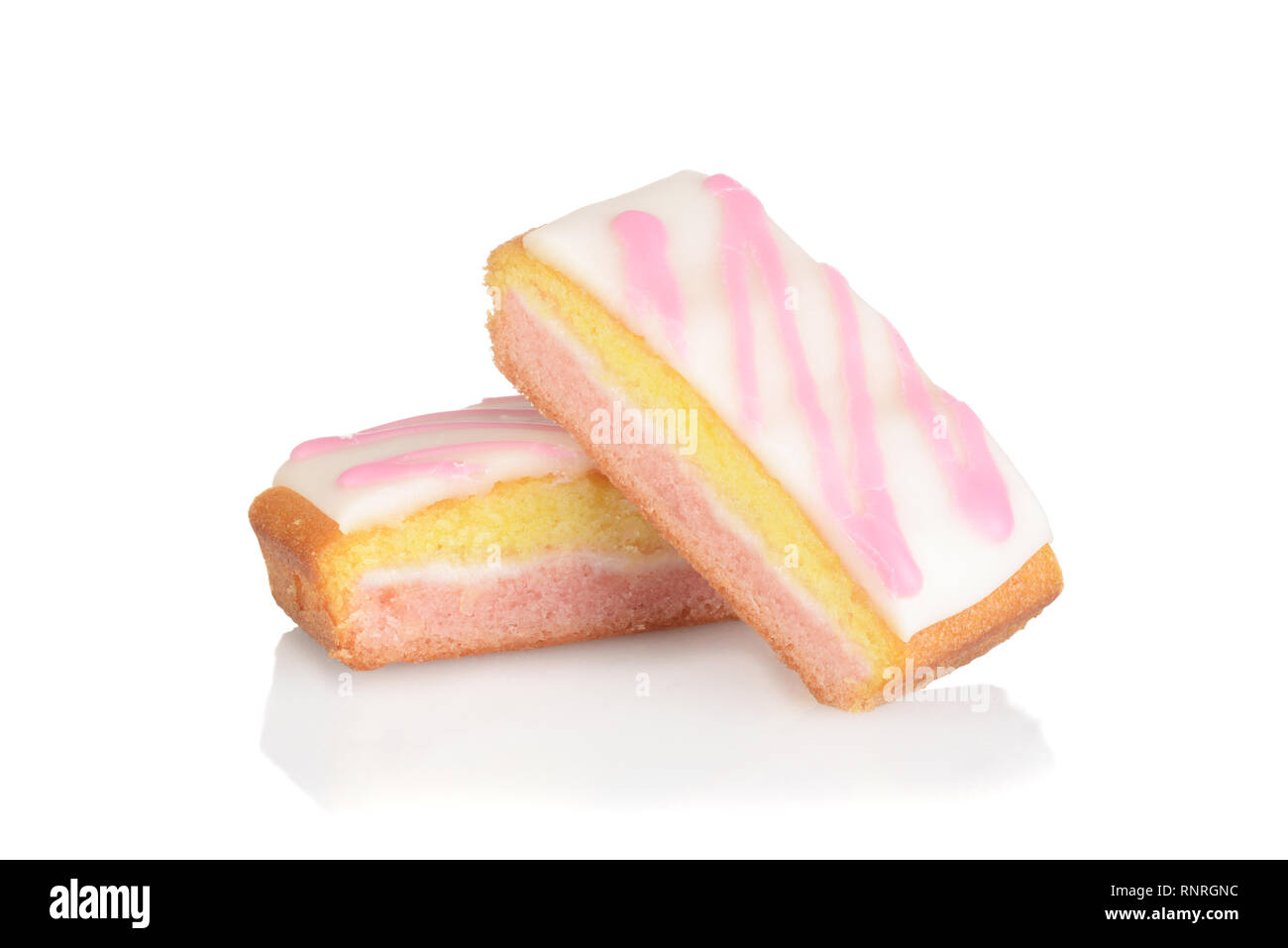 Deux tranches de gâteau anglais ange sur fond blanc Banque D'Images