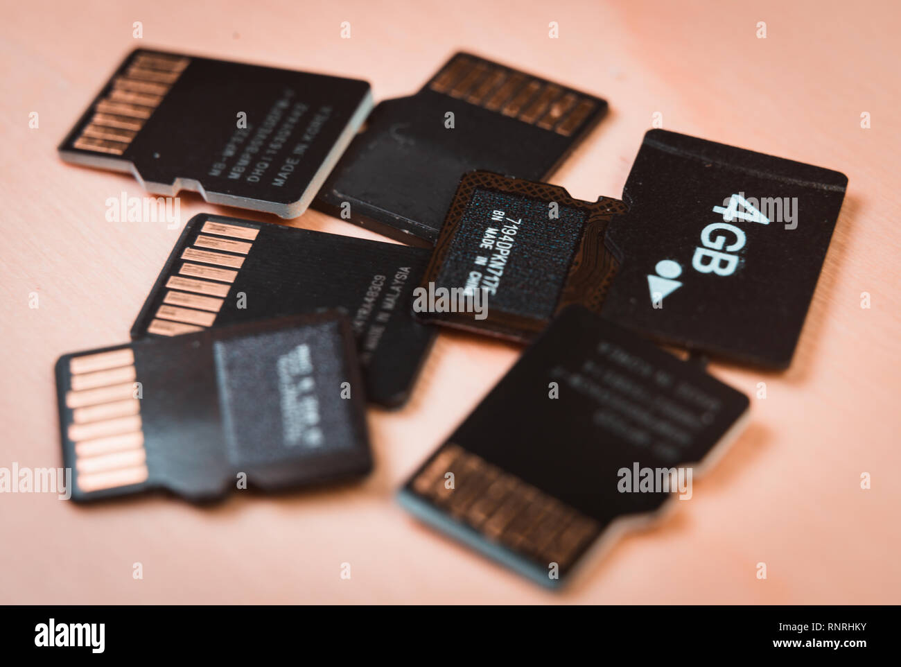 Groupe des cartes MicroSD sur une table en bois Banque D'Images