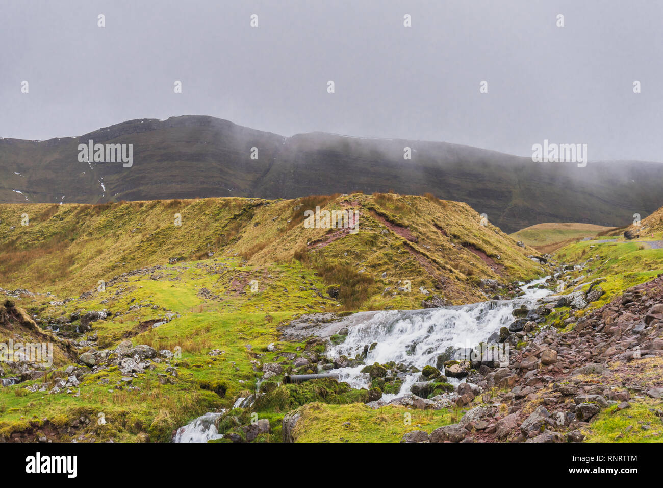 Picws Du des Montagnes noires (Carmarthen Fans) enshrouded dans les nuages en hiver dans le parc national de Brecon Beacons, dans le sud du Pays de Galles, Royaume-Uni Banque D'Images