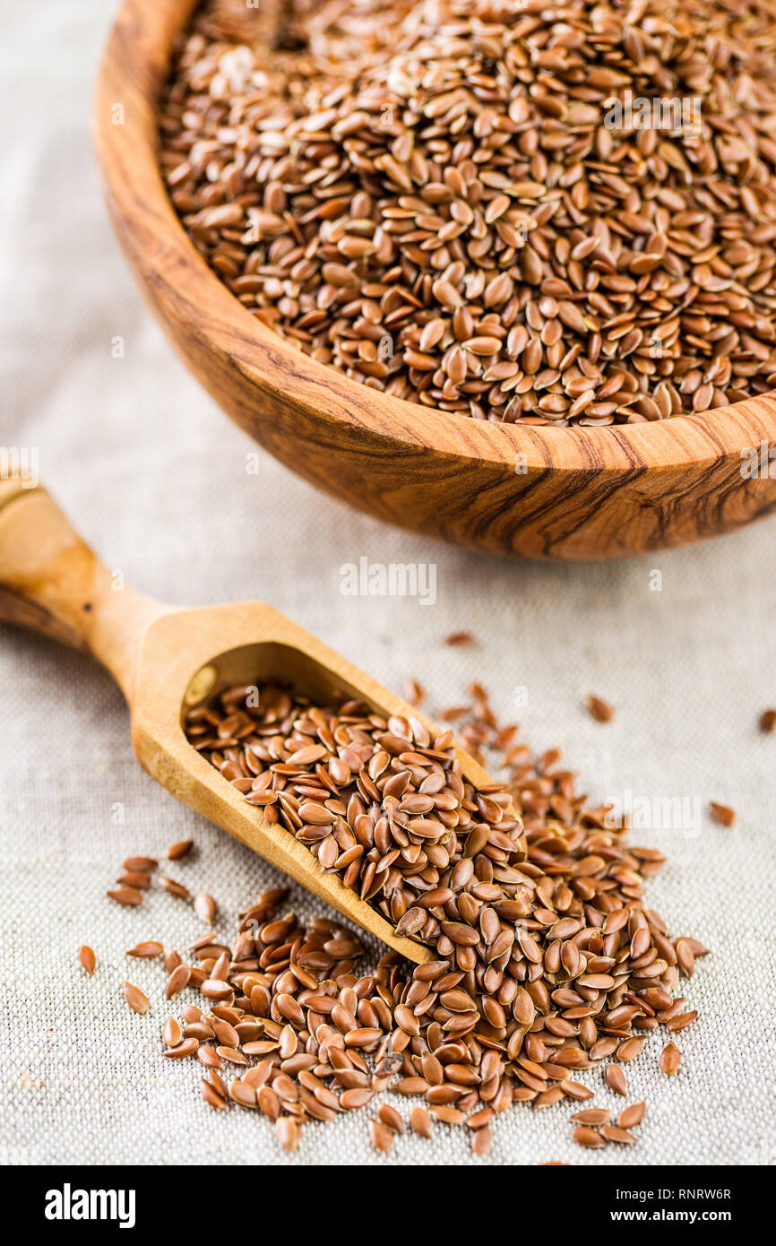 Graines de lin, graines de lin ou de linseeds écope en bois. Banque D'Images