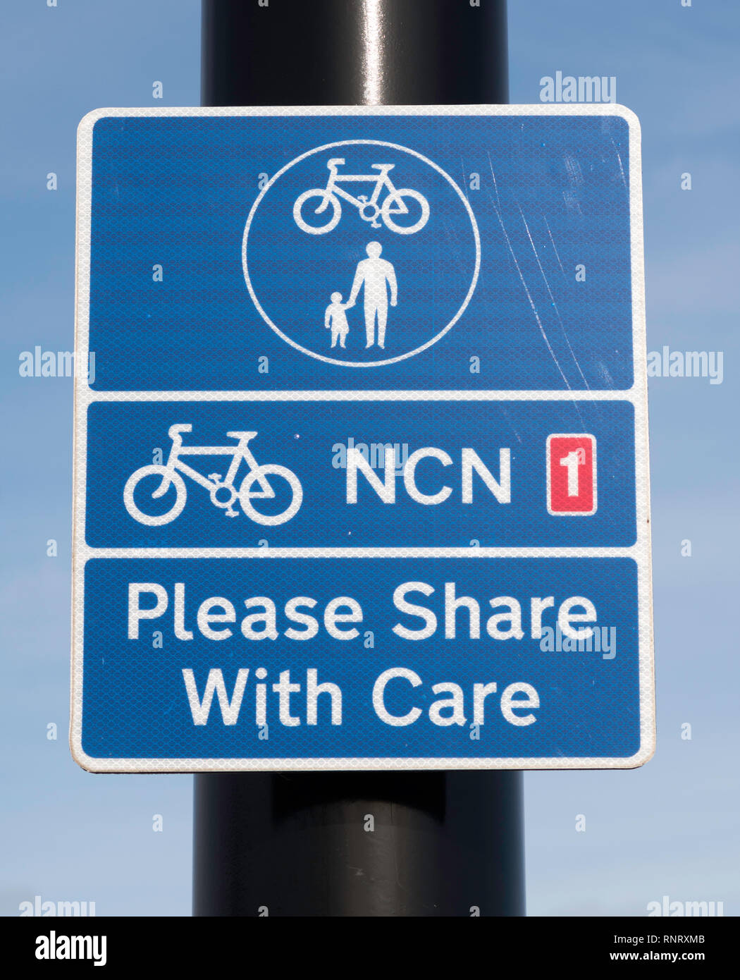 Inscrivez-vous sur Réseau National Cycle 1 Cycle d'utilisation partagée de la NCN et sentier piétonnier Veuillez partager avec soin, dans le nord-est de Tynemouth, England, UK Banque D'Images