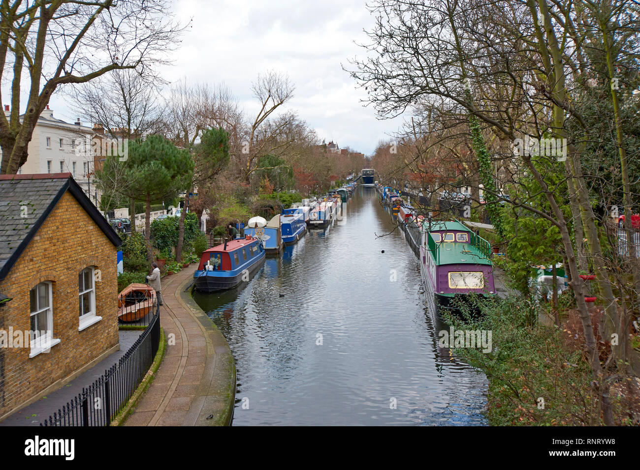 Londres PEU VENICE CANAL BATEAUX SUR L'EAU ENTRE MAIDA AVENUE ET BLOMFIELD ROAD Banque D'Images