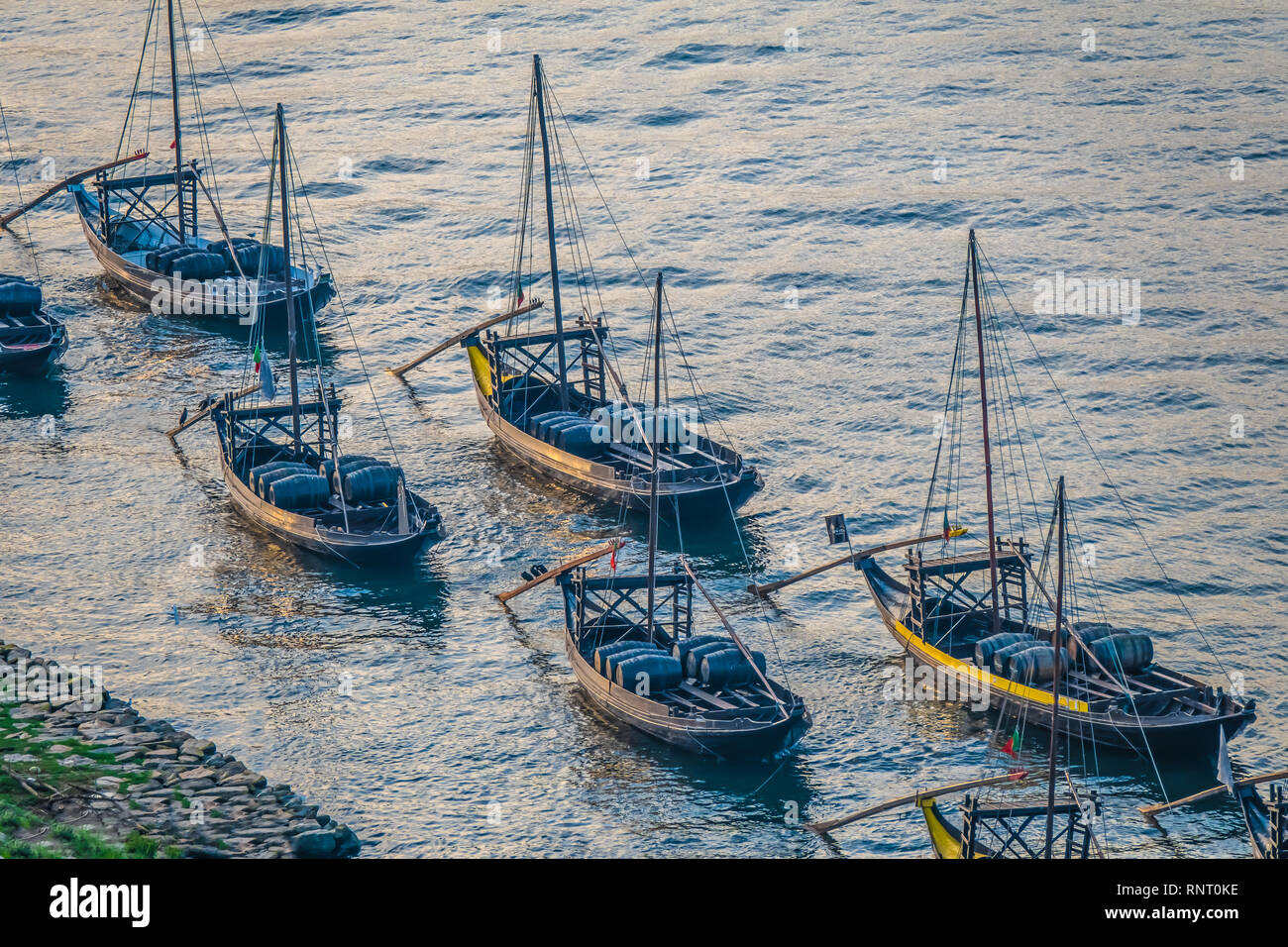 Navires de commerce traditionnel de Porto, Porto, la deuxième plus grande ville du Portugal. Situé le long de l'estuaire de la rivière Douro, dans le Nord du Portugal. Son histori Banque D'Images