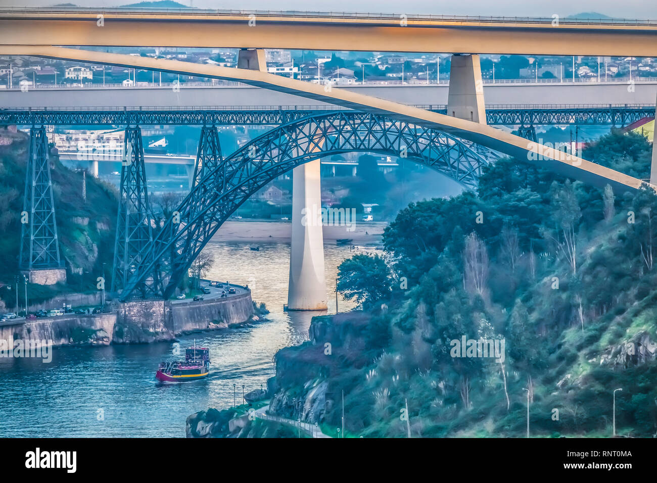 Porto, deuxième plus grande ville du Portugal. Situé le long de l'estuaire de la rivière Douro, dans le Nord du Portugal. Son centre historique est inscrit au Patrimoine Mondial de l'UNESCO s'asseoir Banque D'Images