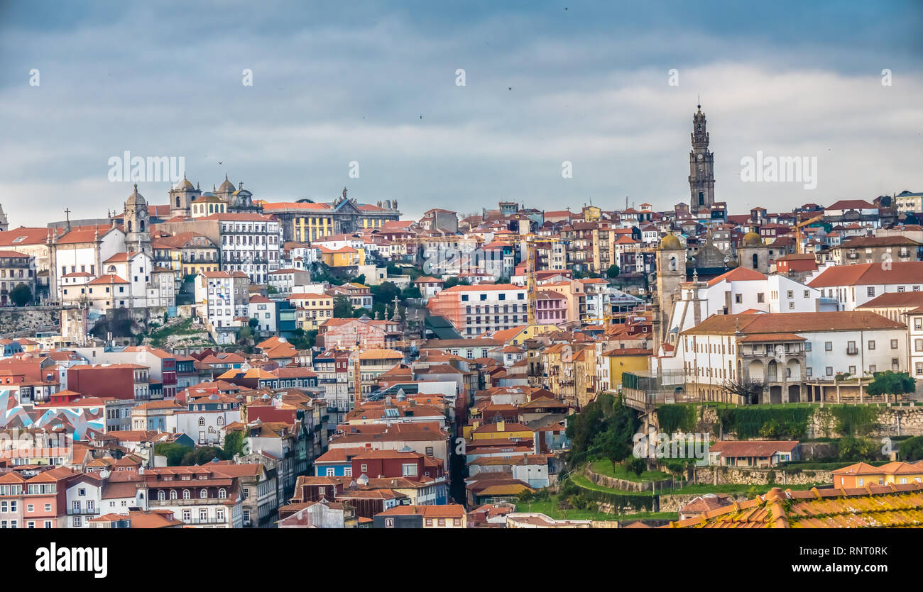 Porto, deuxième plus grande ville du Portugal. Situé le long de l'estuaire de la rivière Douro, dans le Nord du Portugal. Son centre historique est inscrit au Patrimoine Mondial de l'UNESCO s'asseoir Banque D'Images