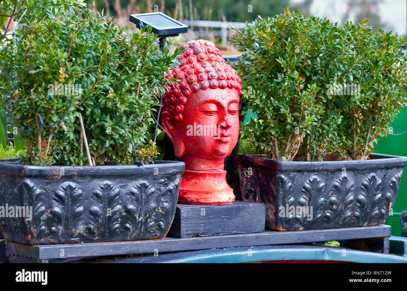 La petite Venise de Londres statue de Bouddha ROUGE À BORD D'UN BATEAU Banque D'Images
