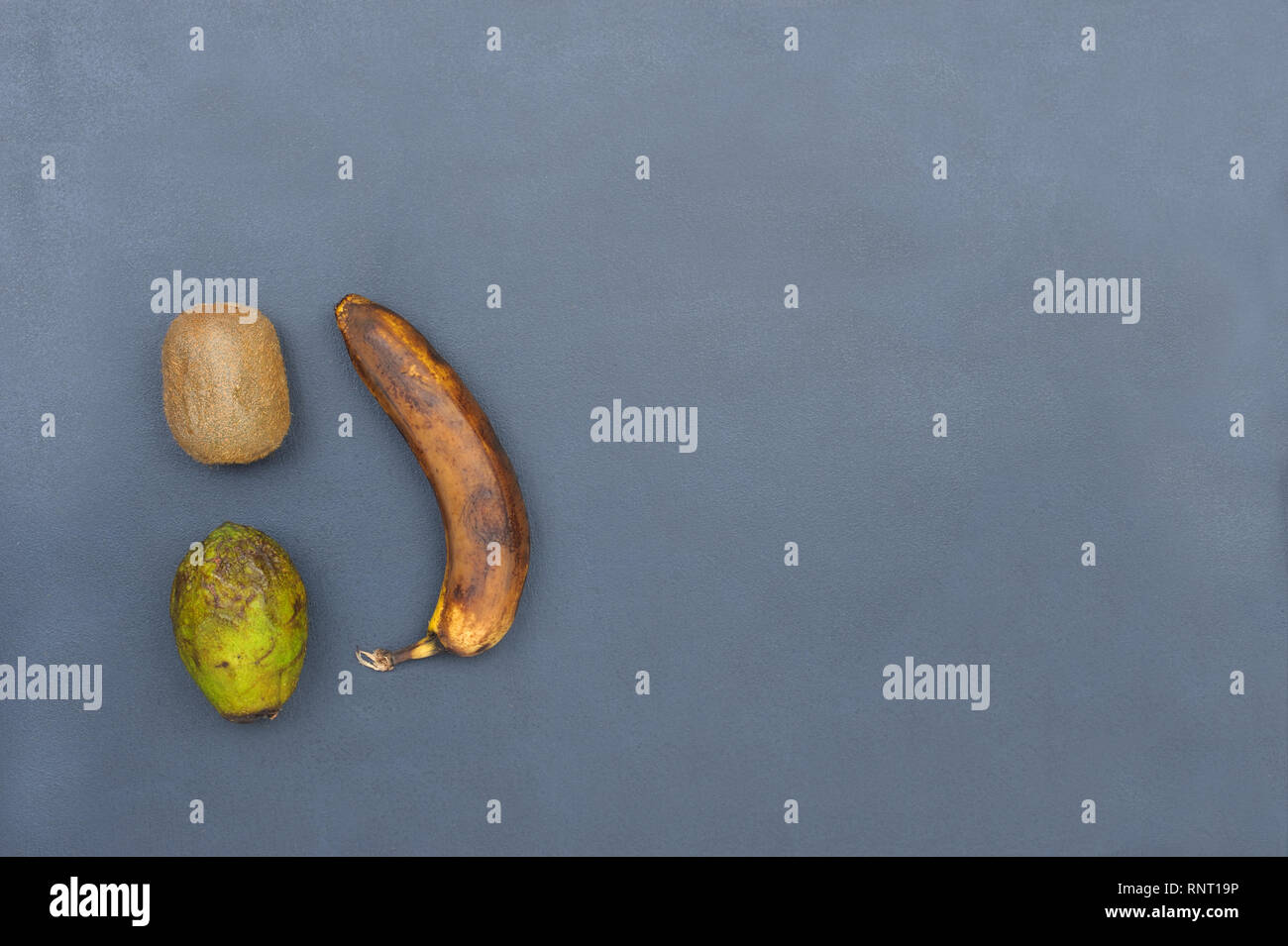 Nourriture avariée sur fond gris , vue de dessus.déchets de fruits et de légumes. Banque D'Images