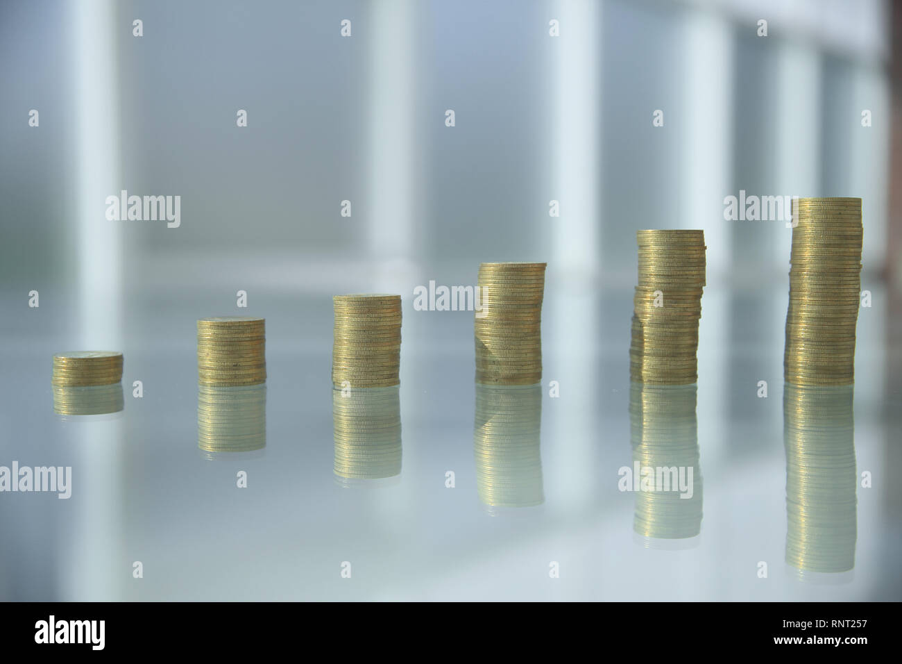 Close up. des piles de jetons sur la table de la Banque. Banque D'Images