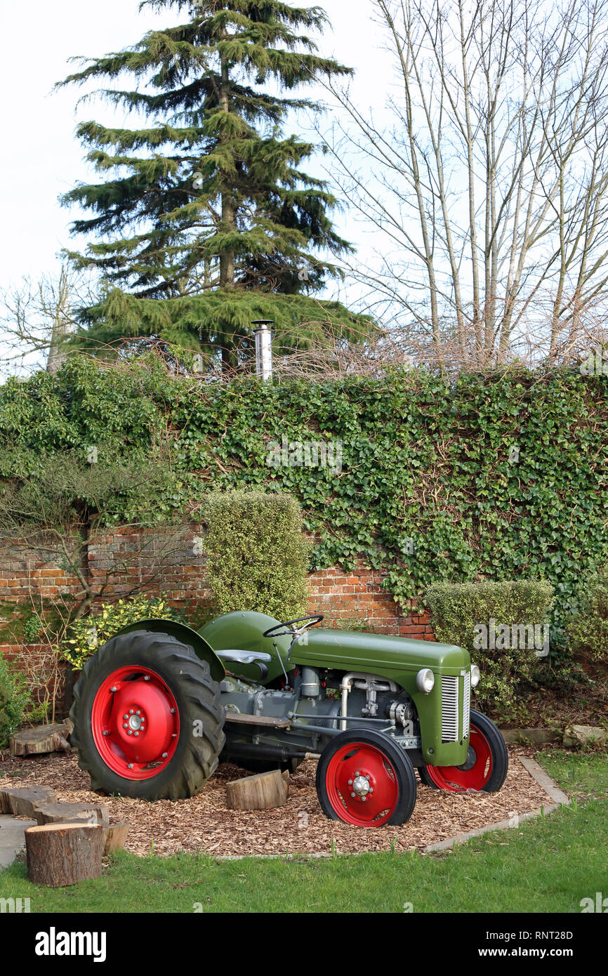 Un vieux tracteur Ford dans le jardin de la George and Dragon public house, Fordwich, Canterbury, Kent, UK. Banque D'Images
