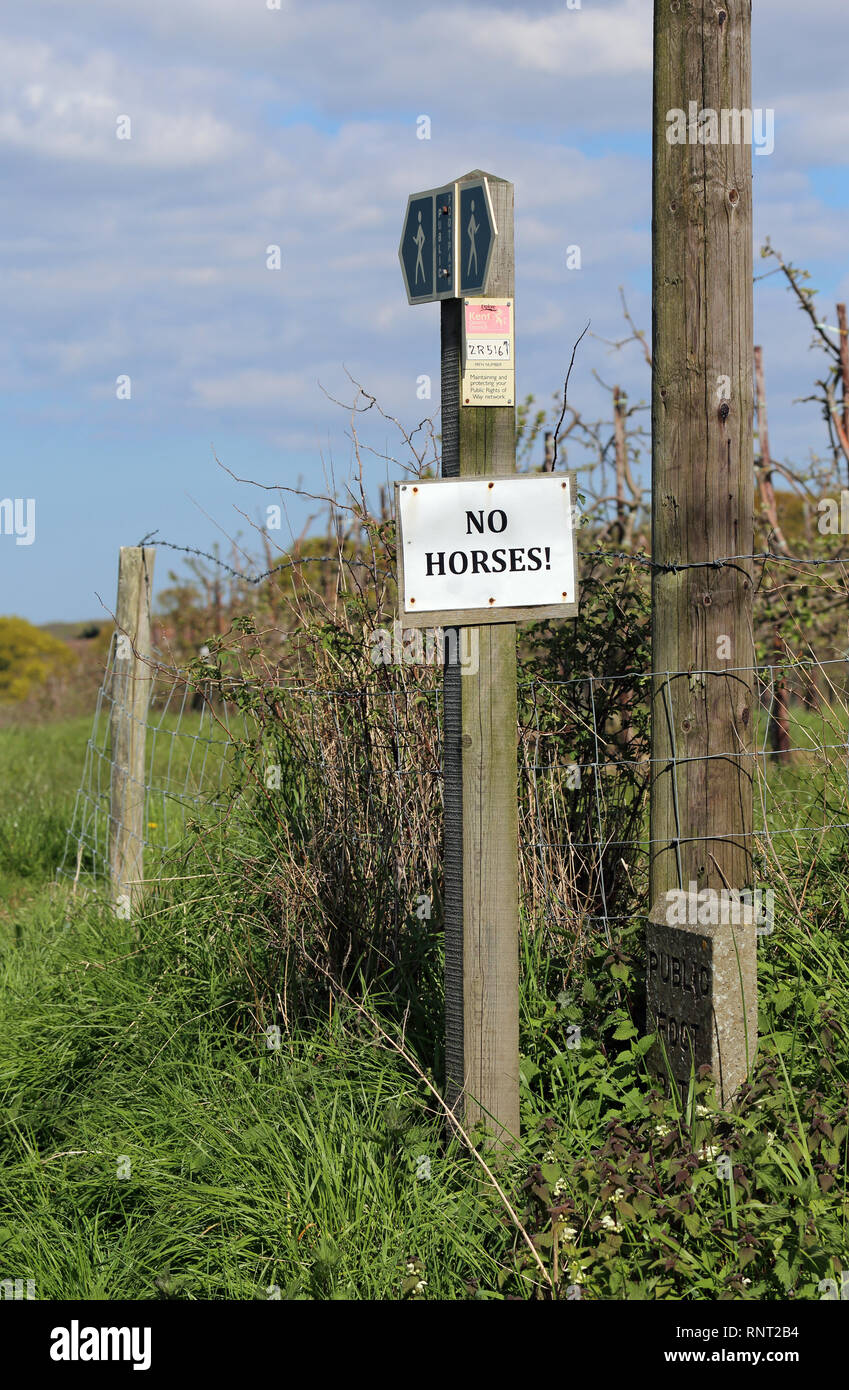 Un avis disant 'non' les chevaux attachés à un sentier public panneau dans le Kent, Angleterre. Banque D'Images