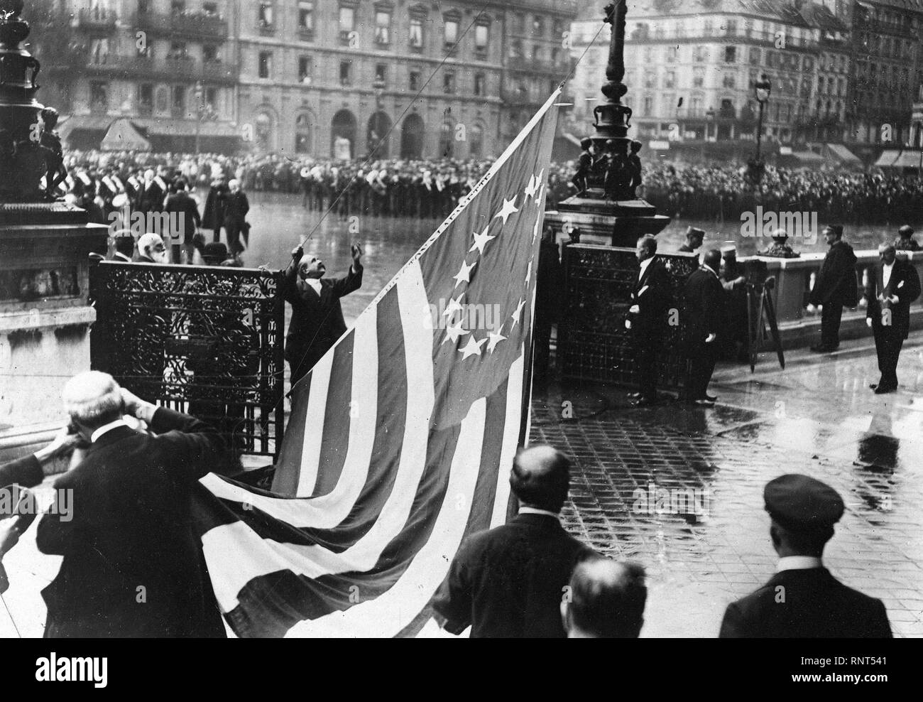 1917 - France - Élévation du stars and stripes sur l'Hôtel de Ville de Paris, France, 1917. La grande foule en face de l'Hôtel de Ville de Paris, France, 1917, quand les Stars and Stripes ont été descendus sur ce bâtiment en présence de l'Ambassadeur Sharp, Brig. Le général William H. Allaire, représentant le Général Pershing. Le drapeau a été inscrit avec les noms de Washington et Lafayette et a été présenté par la ville de Philadelphie. La bannière était une copie de l'original banner fait inPhiladelphia par Betsy Ross Banque D'Images