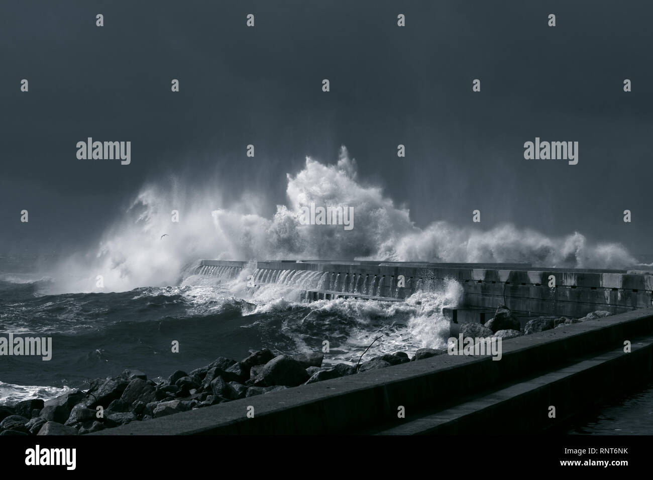 Moody seascape. Tempête à l'embouchure de la rivière Douro. Banque D'Images