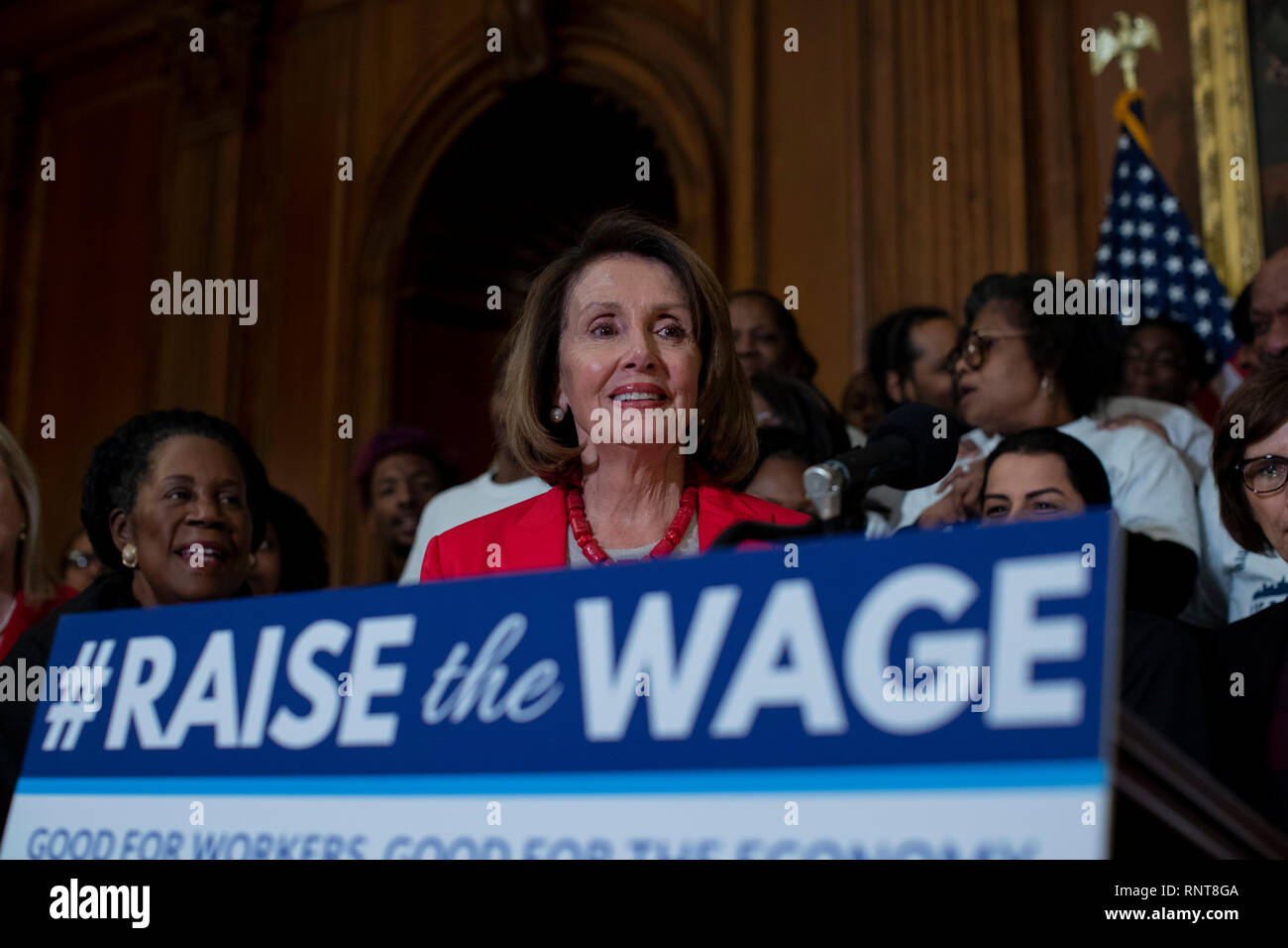 Le président de la Chambre des représentants Nancy Pelosi, démocrate de Californie, prend la parole lors d'une conférence de presse sur la colline du Capitole à Washington, DC Le 16 janvier 2019. Banque D'Images