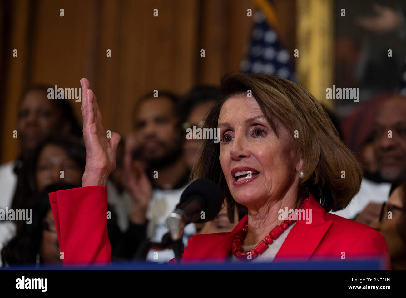Le président de la Chambre des représentants Nancy Pelosi, démocrate de Californie, prend la parole lors d'une conférence de presse sur la colline du Capitole à Washington, DC Le 16 janvier 2019. Banque D'Images