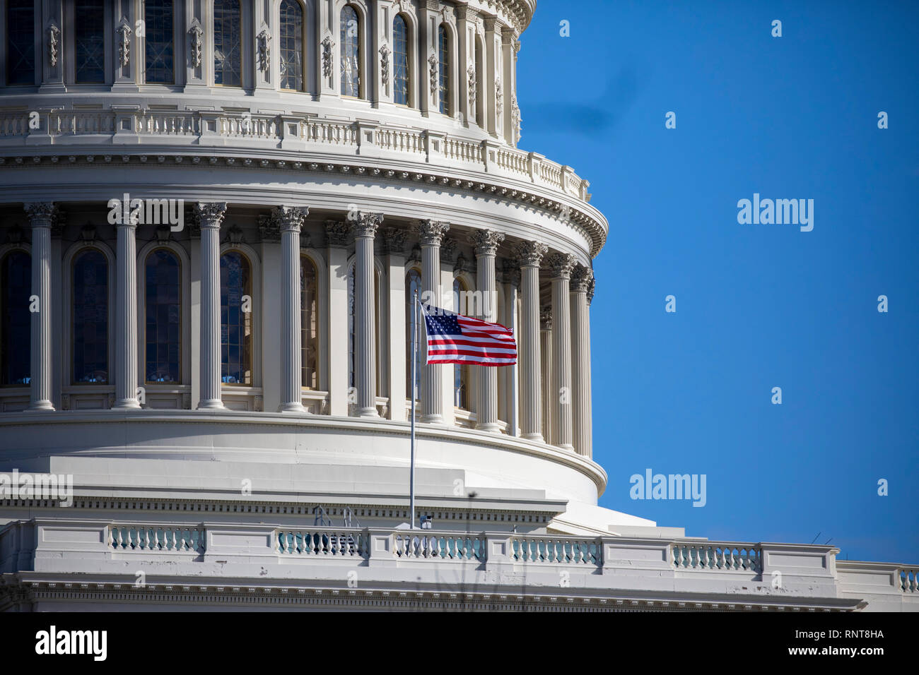 Le drapeau américain au-dessus des vagues de l'United States Capitol à Washington, DC Le 20 janvier 2019. Banque D'Images