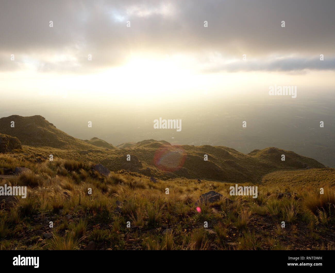 Le point de vue en 'El filo', le haut de la montagne près de Comechingones Merlo, San Luis, Argentine. Banque D'Images