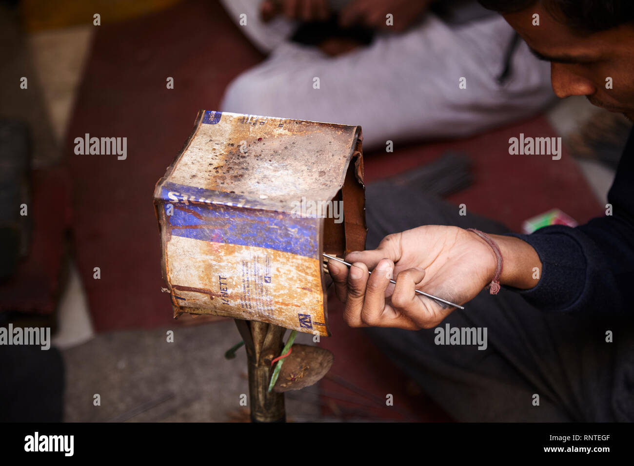Artisans polit pierre précieuse dans une petite usine. Banque D'Images