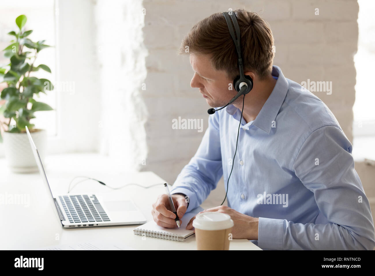 Portrait sur le lieu de travail l'amélioration des connaissances à l'aide de leçons en ligne Banque D'Images