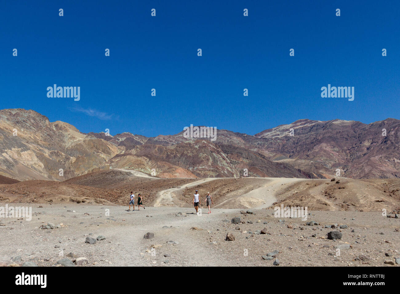 Les touristes dans la palette de l'artiste domaine de la vallée de la mort, Death Valley National Park, California, United States. Banque D'Images