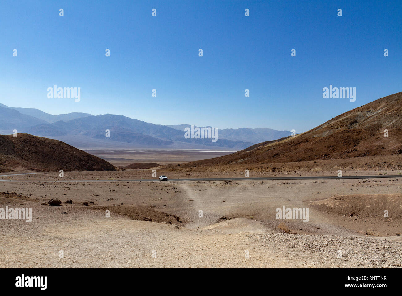 Vue vers la vallée de la mort à partir de la palette de l'artiste domaine de la vallée de la mort, Death Valley National Park, California, United States. Banque D'Images