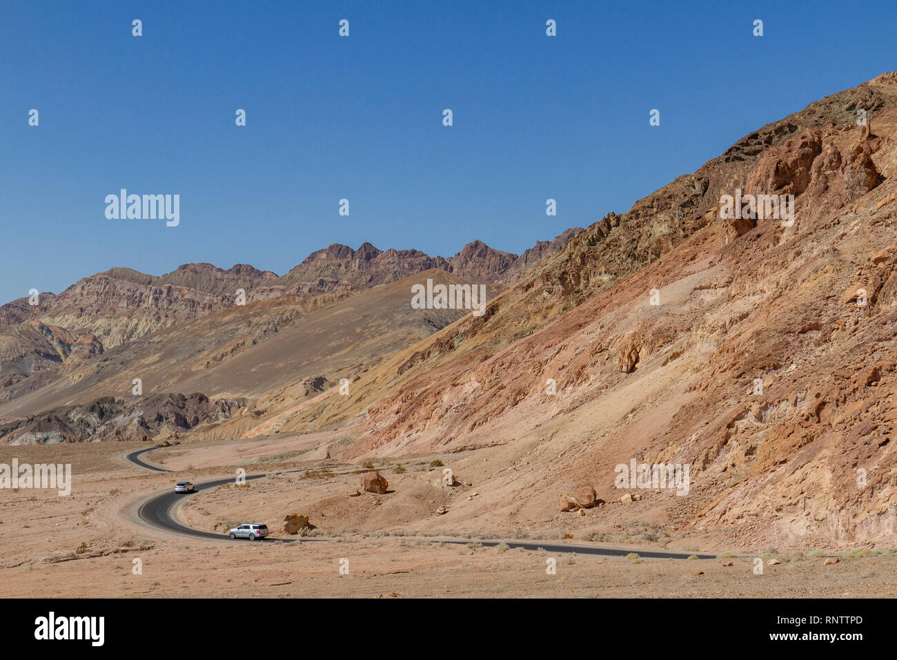 Les voitures qui circulent le long de la palette de l'artiste une route panoramique, la Death Valley National Park, California, United States. Banque D'Images