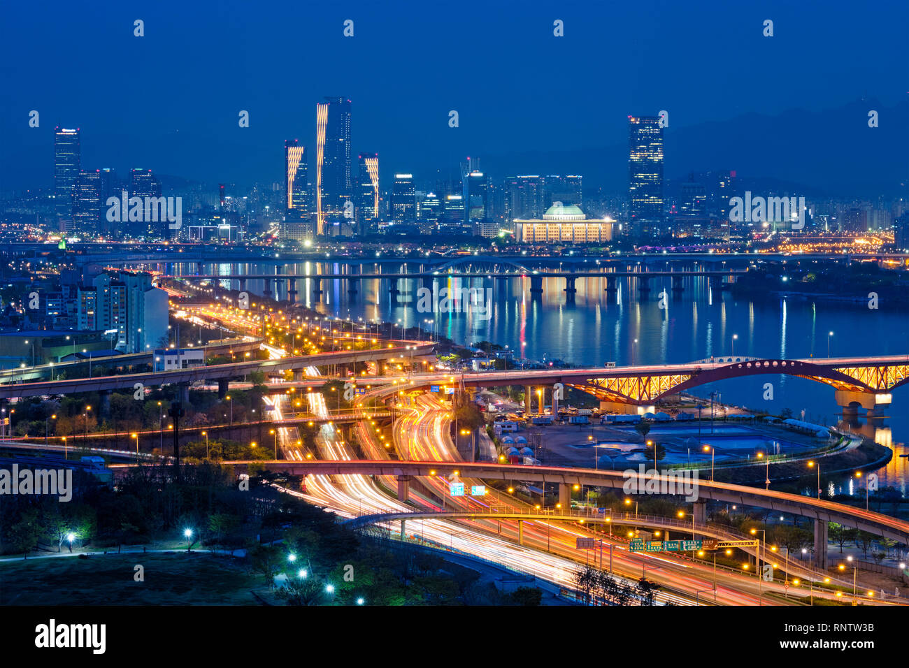 Vue aérienne du centre-ville de Séoul, ville et pont sur le fleuve Han Seongsan dans Twilight. Séoul, Corée du Sud. Banque D'Images