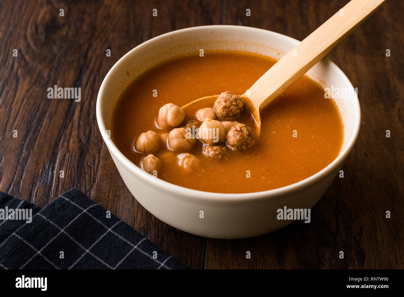 Ragoût de pois chiche Soupe aux boulettes et cuillère en bois / Espagnol  Potaje de chiche. Plat traditionnel Photo Stock - Alamy