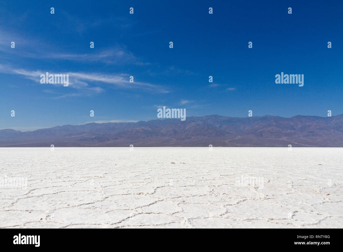 Donnant sur l'immensité du sel du bassin de Badwater, pan, Death Valley National Park, California, United States. Banque D'Images
