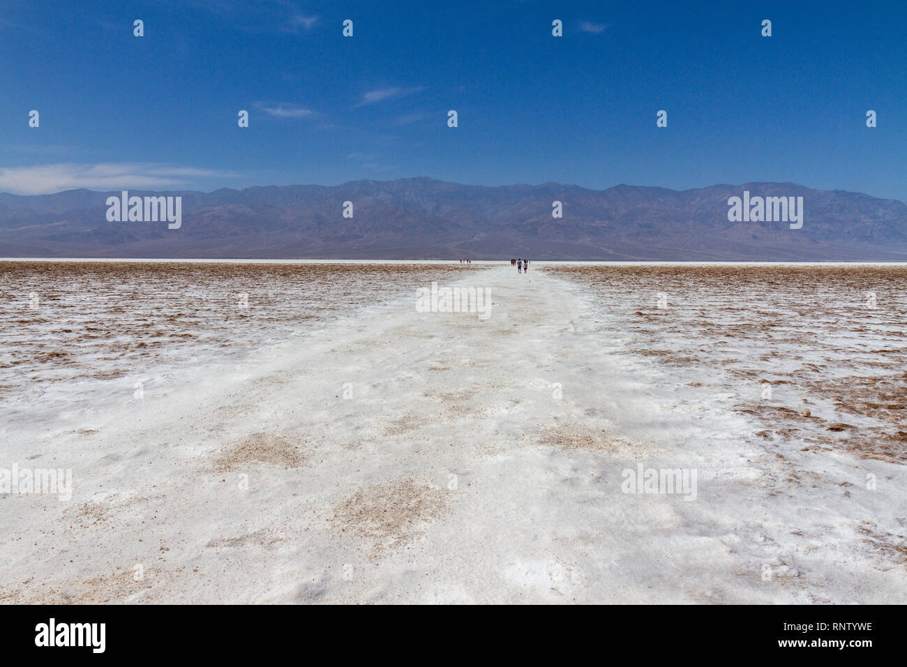 Les visiteurs de partir sur le pan au sel du bassin de Badwater, Death Valley National Park, California, United States. Banque D'Images