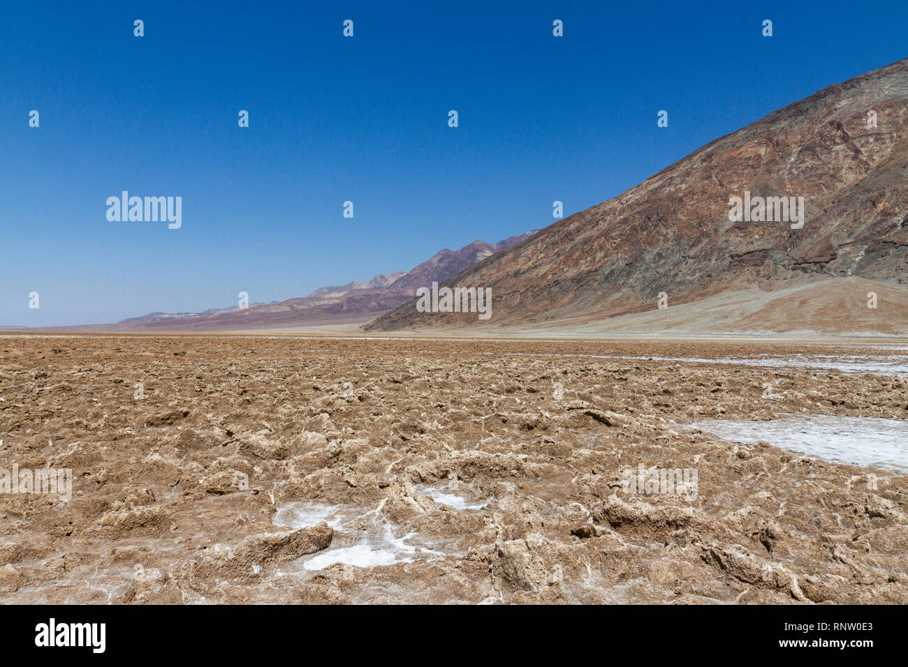 À Badwater Road en direction de Mt vers Perry à travers la croûte de sel, le bassin de Badwater, Death Valley National Park, California, United States. Banque D'Images