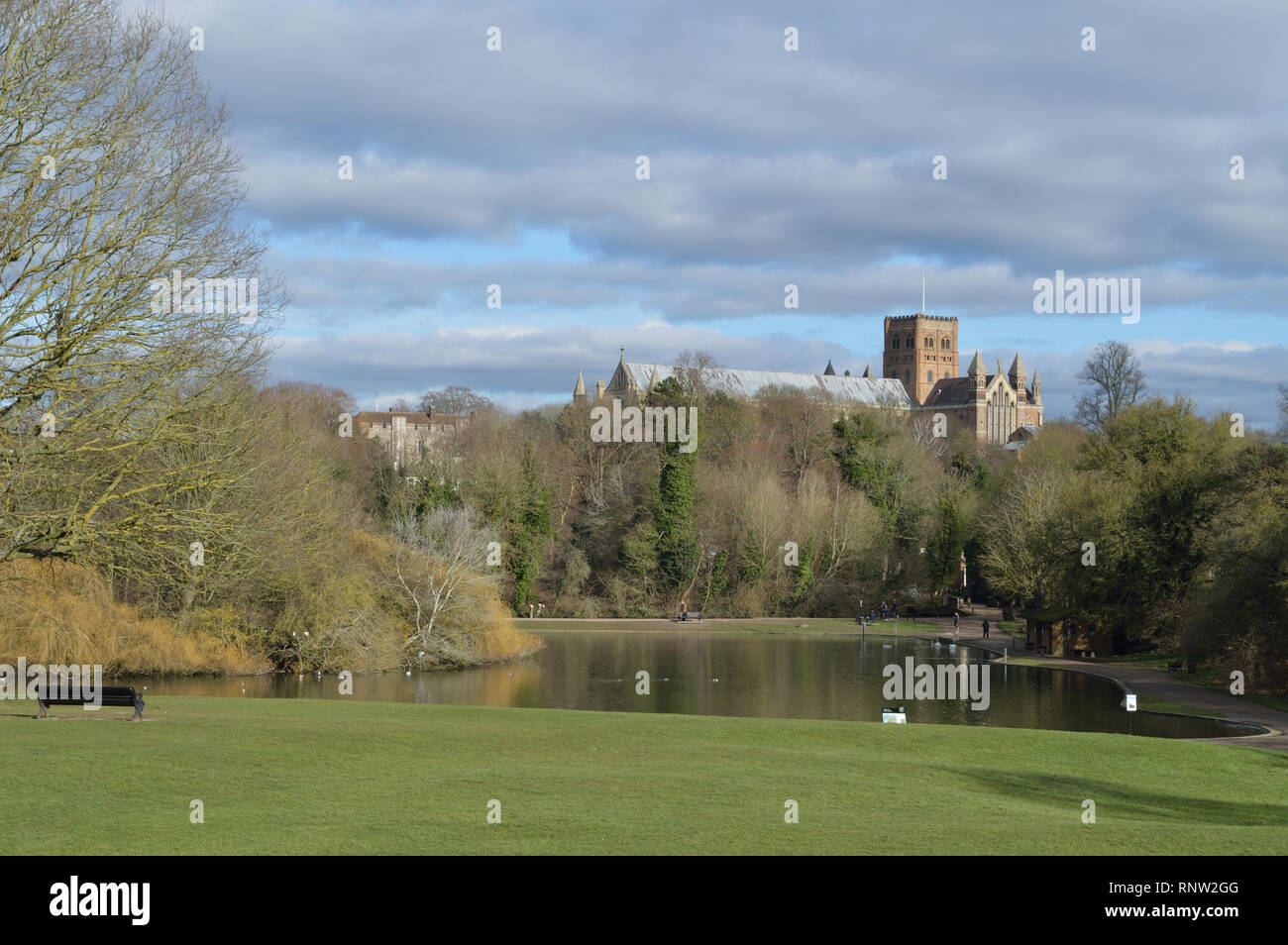 Vue sur la cathédrale de Verulamium Park et église abbatiale de Saint Alban Banque D'Images