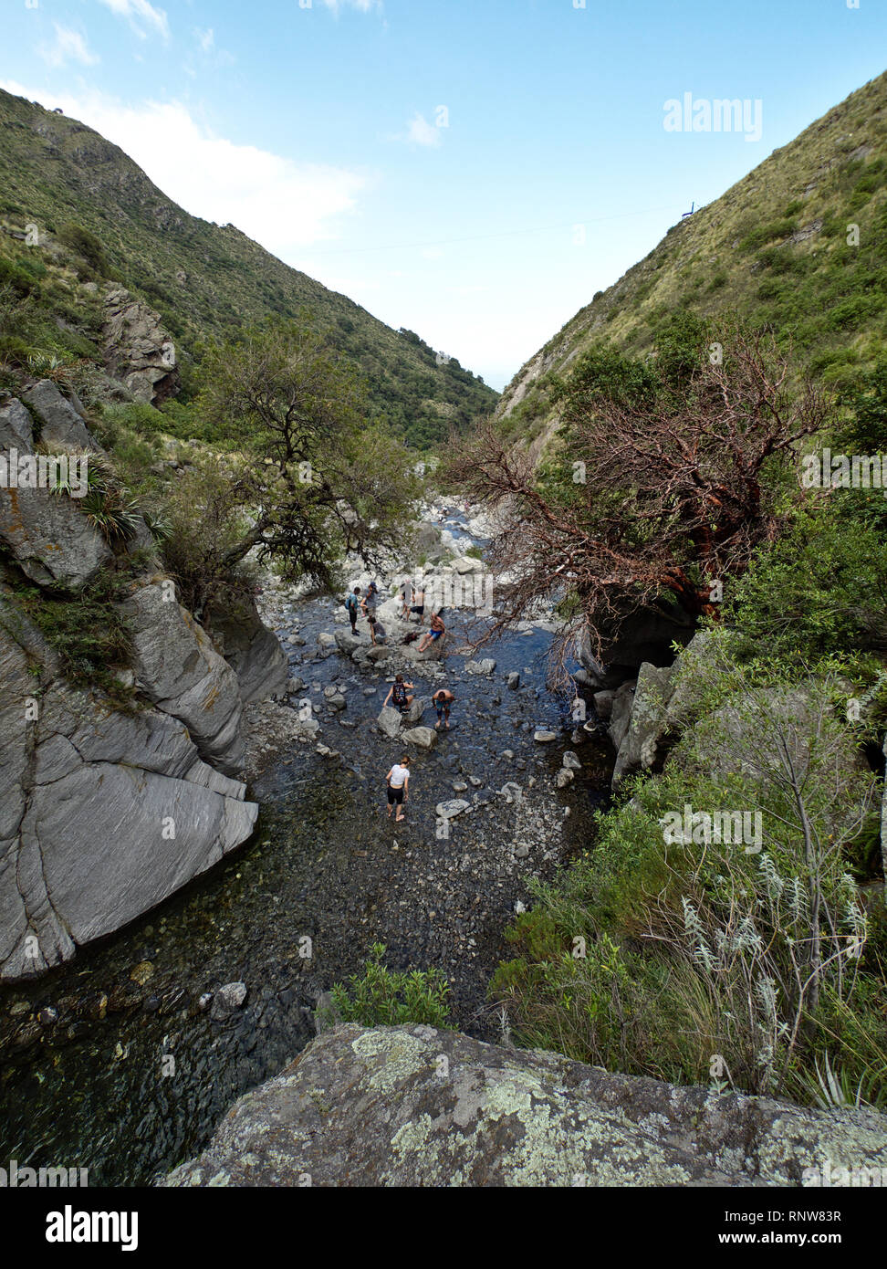 Les touristes de la randonnée au Reserva Florofaunistica réserver, Merlo, San Luis, Argentine. Banque D'Images