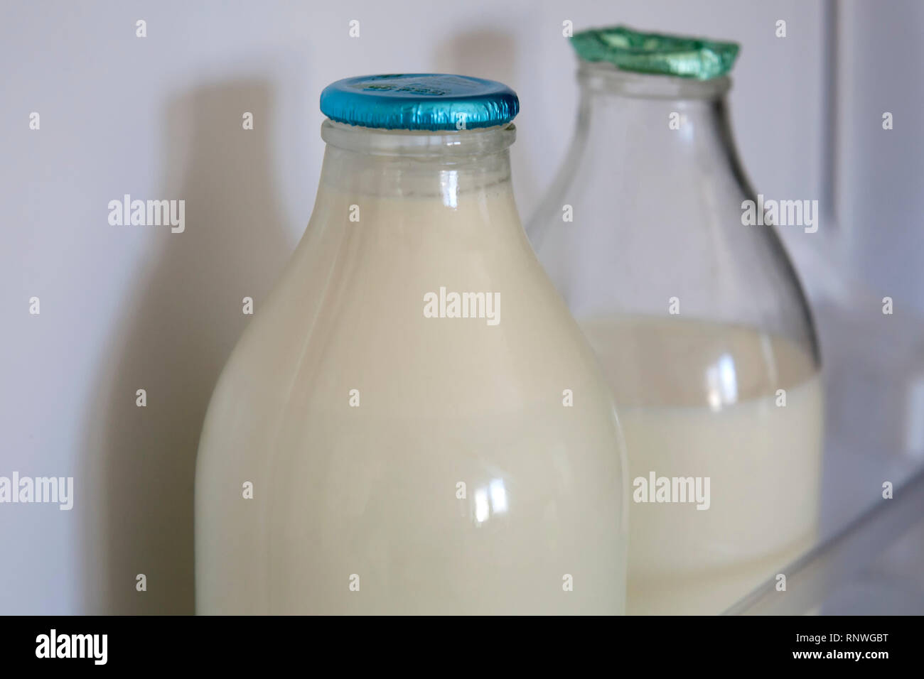 La bouteille de lait en verre réutilisables sont de retour à la mode en Grande-Bretagne comme de nombreux consommateurs font de leur mieux pour réduire, réutiliser et recycler. Ensemble et semi organique écrémé Banque D'Images