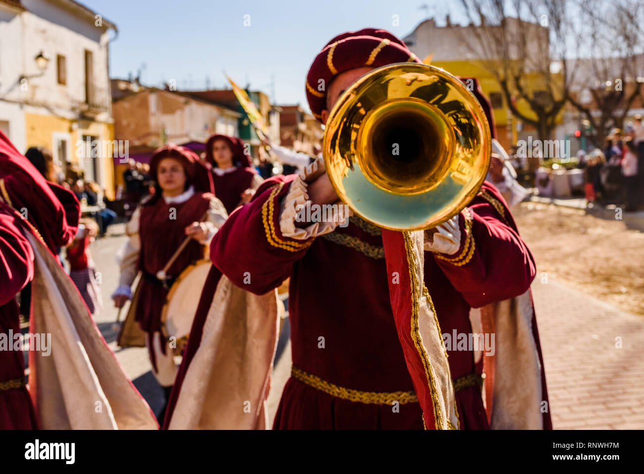 Valencia, Espagne- 27 Janvier, 2019 : trompettistes habillés comme des troubadours médiévaux à jouer de la trompette au cours d'une fête médiévale. Banque D'Images