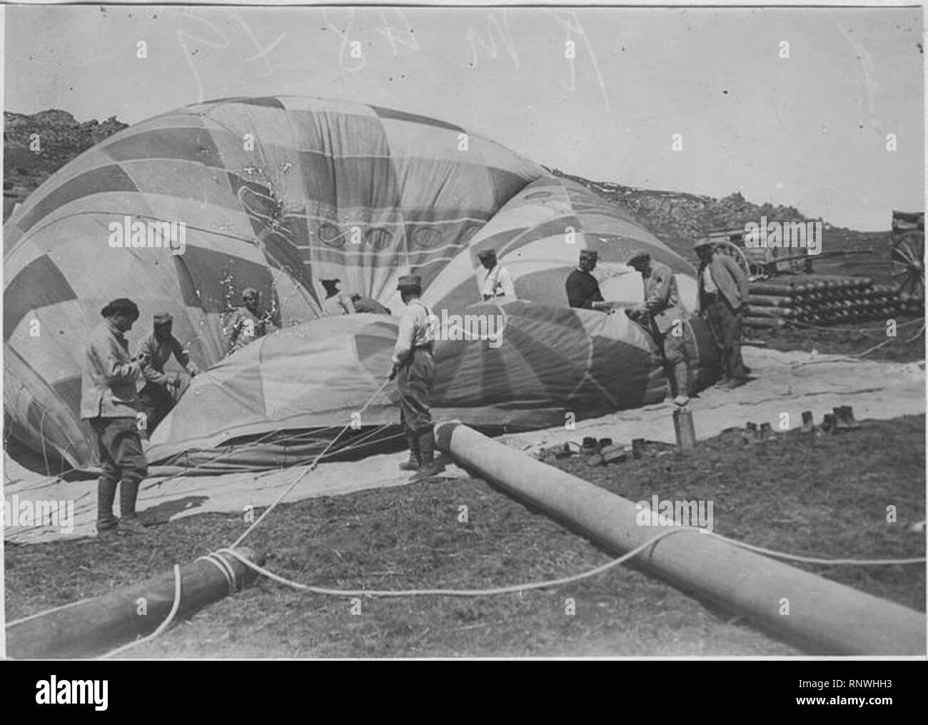 Cerna april 1917 Col de Garavan Aérostiers réparant les dommages causés par le feu des mitrailleuses et tube de gonflage. Banque D'Images