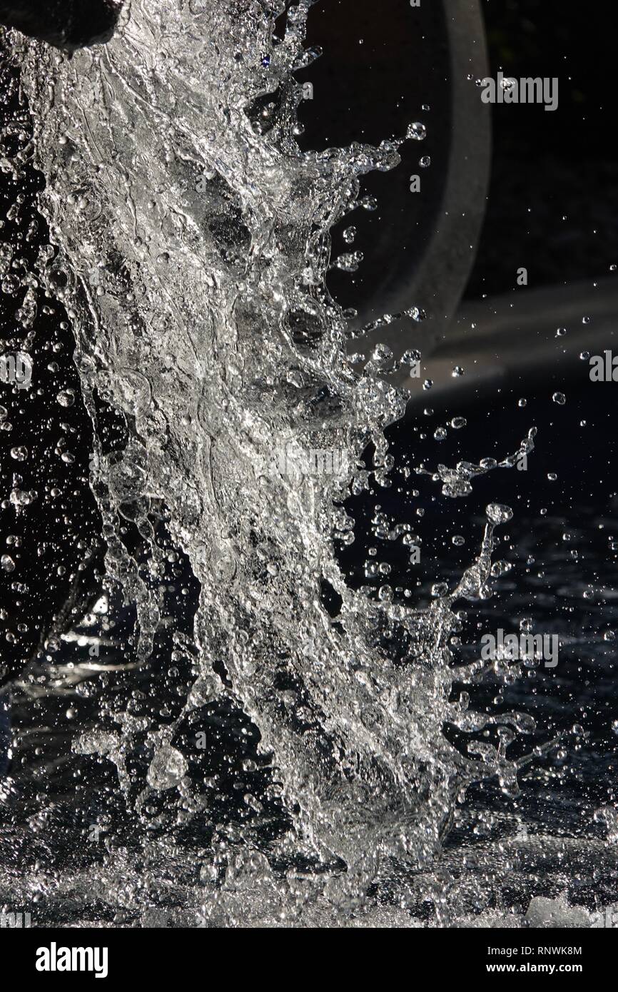 Une vue rapprochée de gouttelettes figés dans le temps que l'eau tombe d'une cascade. Banque D'Images