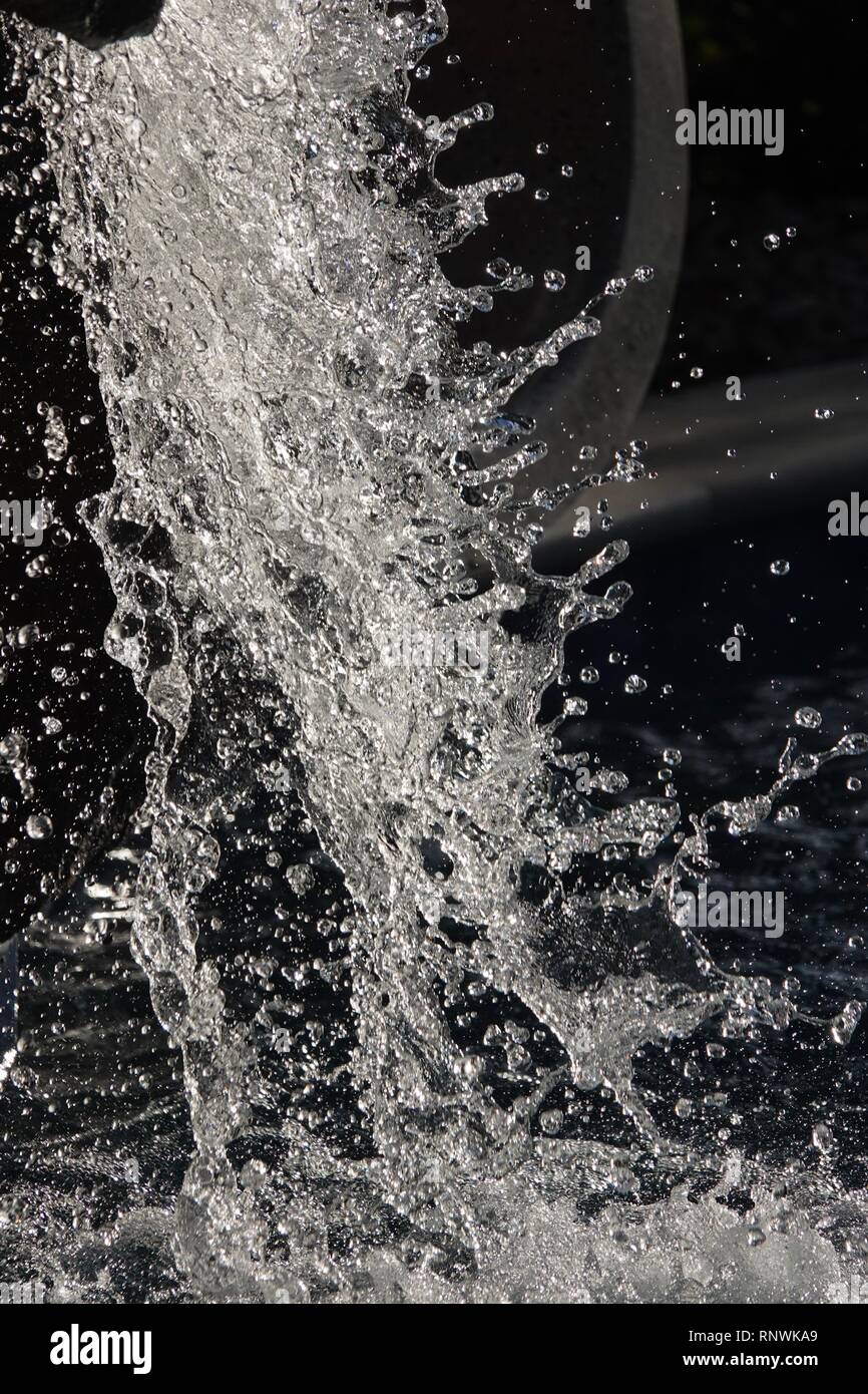 Une vue rapprochée de gouttelettes figés dans le temps que l'eau tombe d'une cascade. Banque D'Images