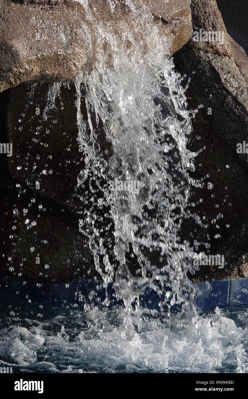 Une vue rapprochée de gouttelettes figés dans le temps que l'eau tombe d'une cascade. Banque D'Images