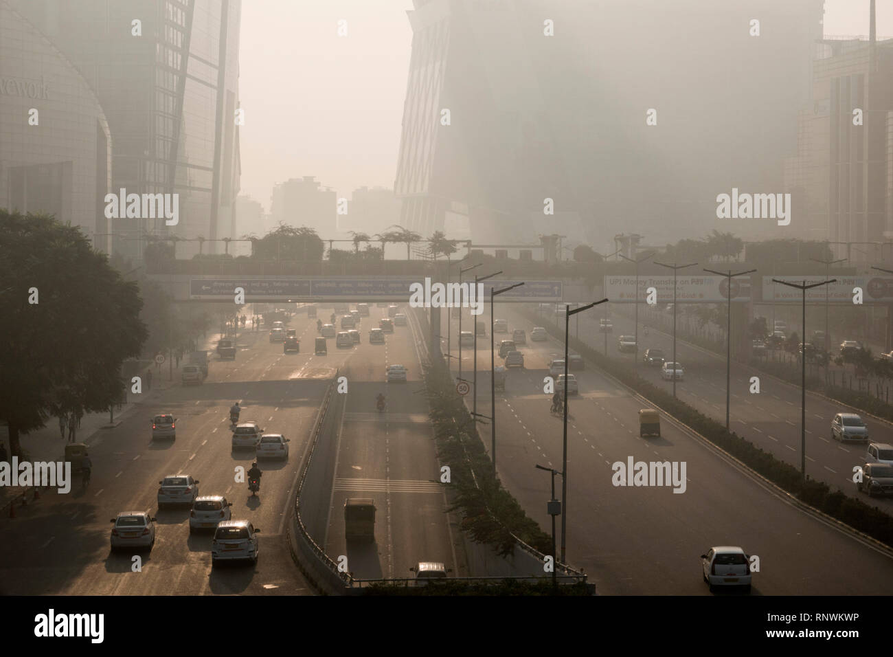 Trafic et piétons dans des niveaux dangereux de pollution atmosphérique à Cyber City, Gurugram, Inde Banque D'Images