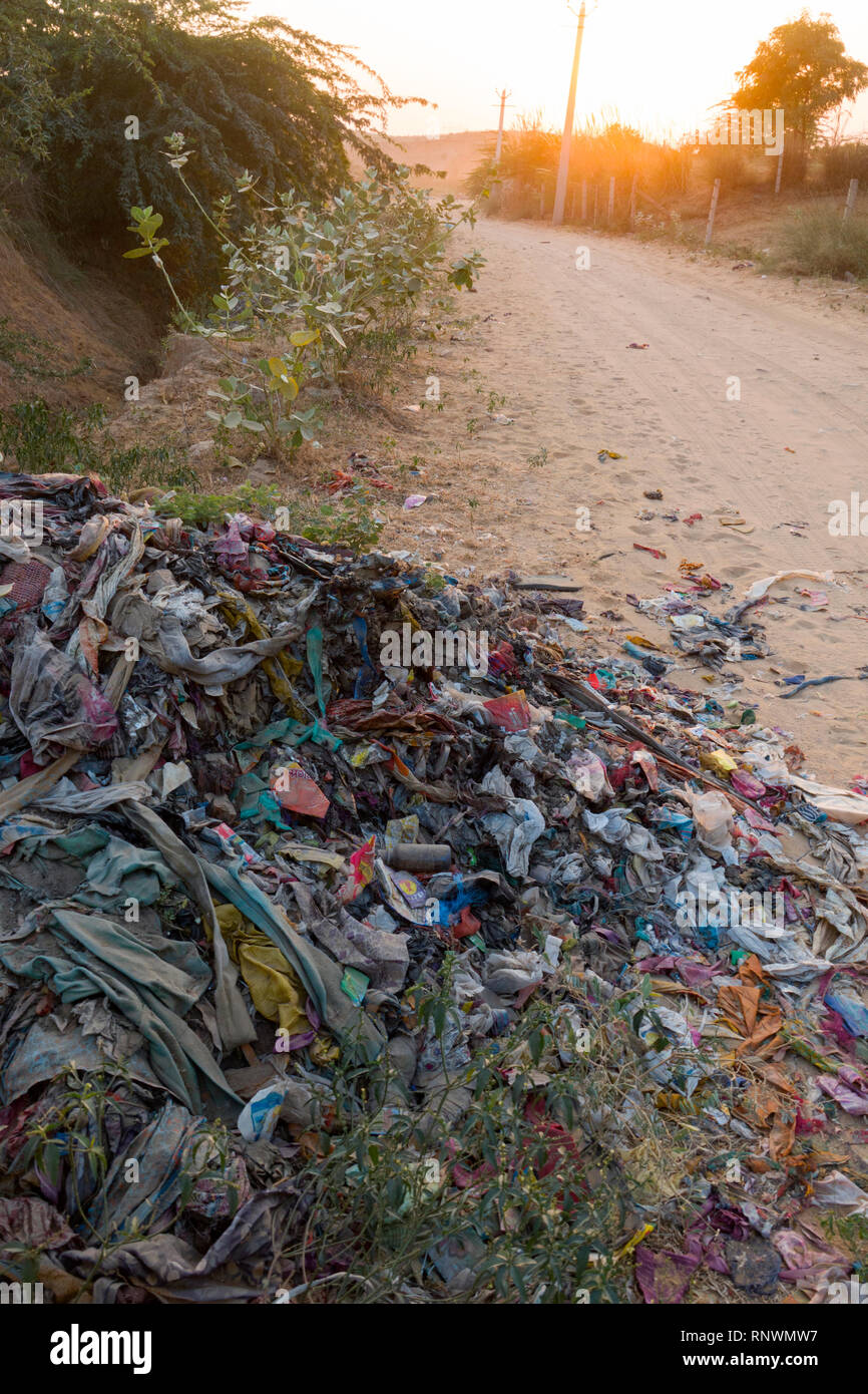 Tas de saletés sur le bas-côté de la route à Pushkar, Inde Banque D'Images