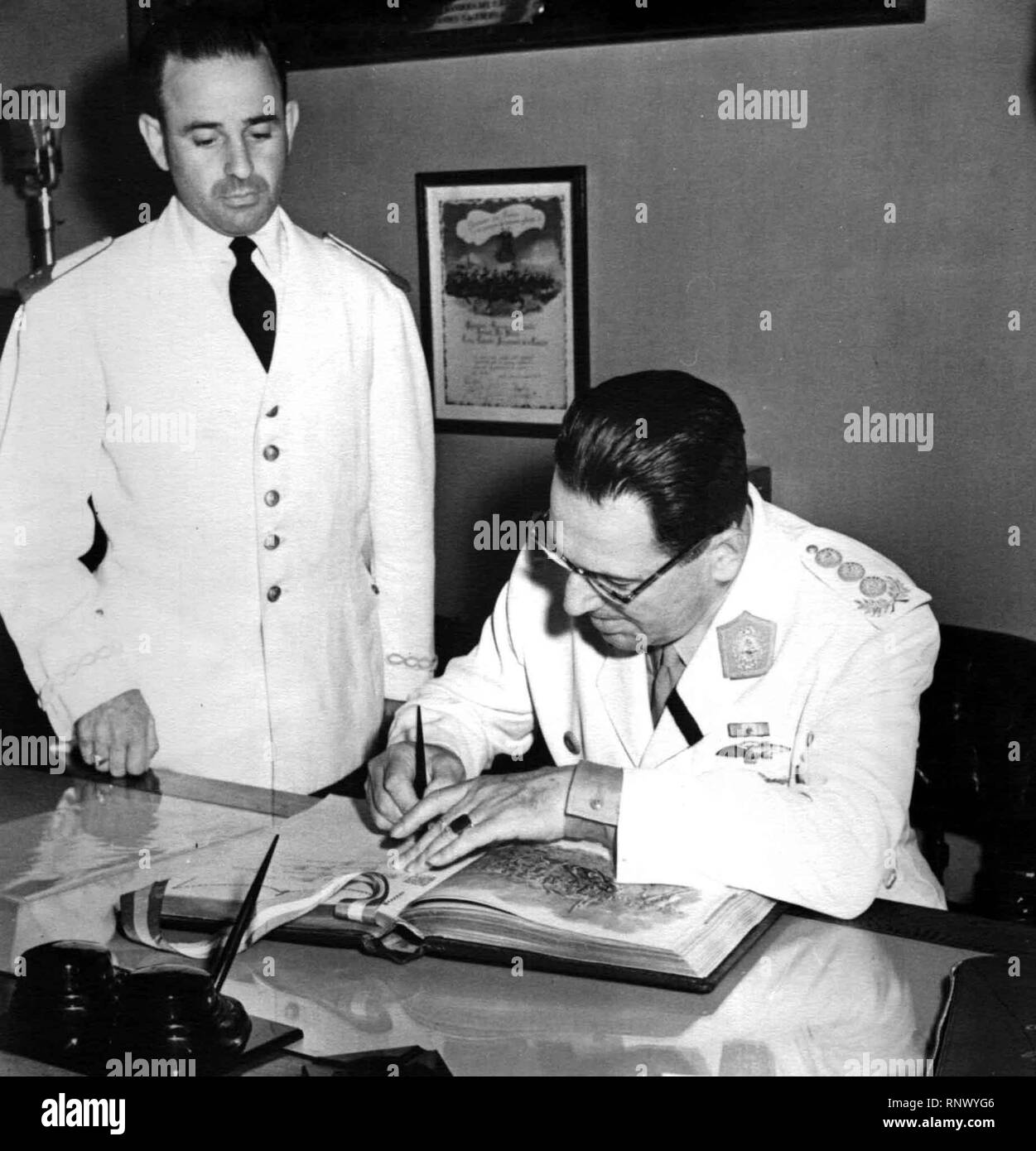 L'ancien président argentin, Juan Domingo Peron, travaillant à son bureau présidentiel Banque D'Images