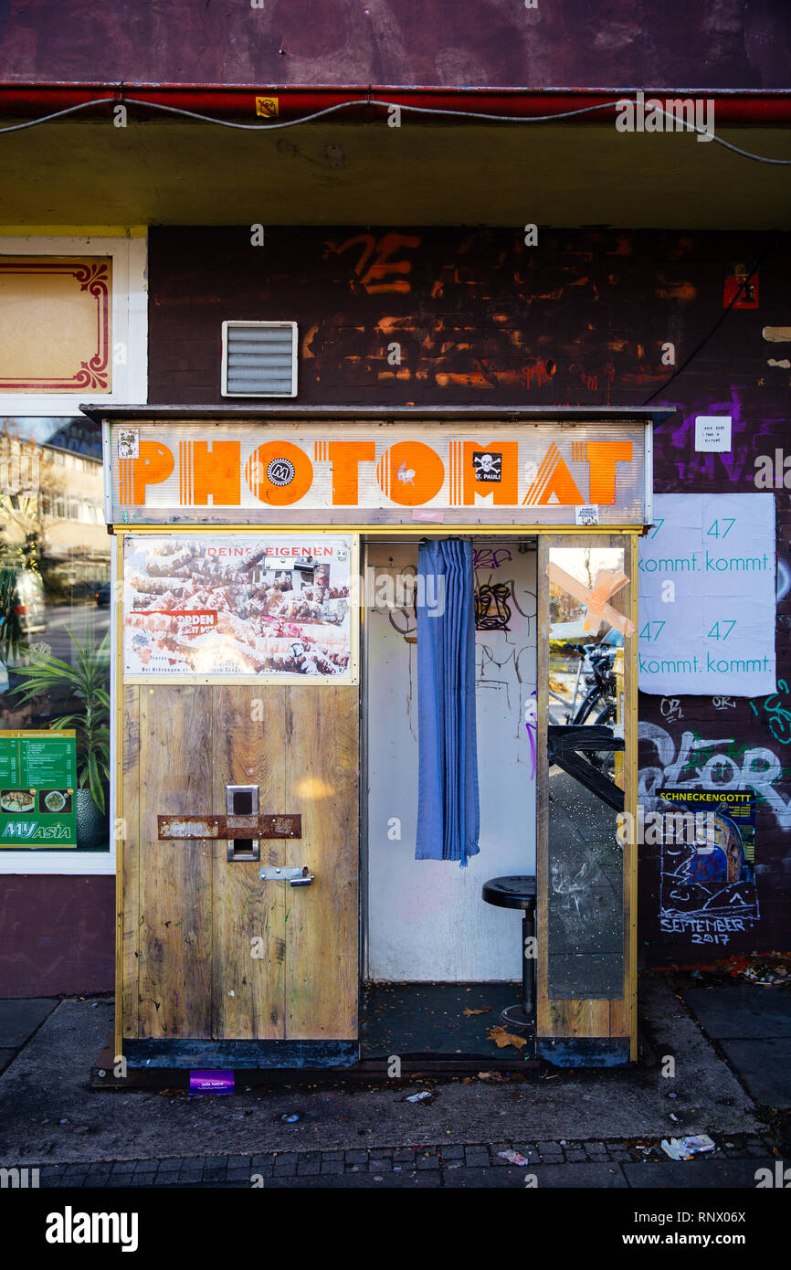 Un post up et de graffitis d'un agent de police se marcher sur une ligne de fleurs à Hambourg, Allemagne Banque D'Images