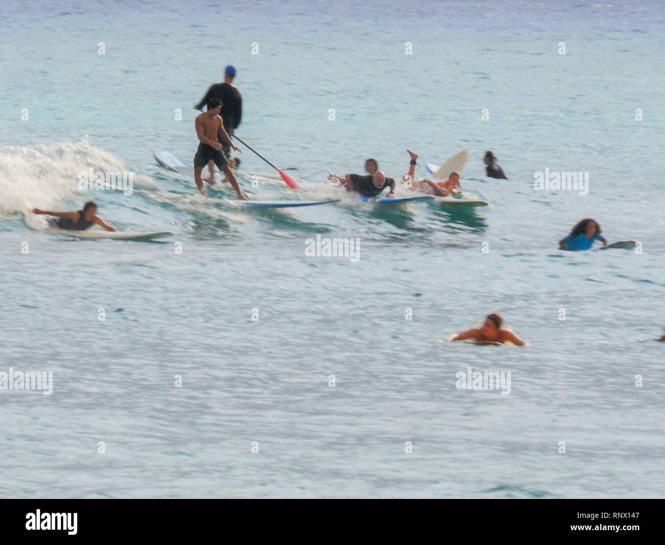WAIKIKI, UNITED STATES OF AMERICA - 9 août 2015 : une foule de baigneurs et surfeurs de Waikiki beach Banque D'Images